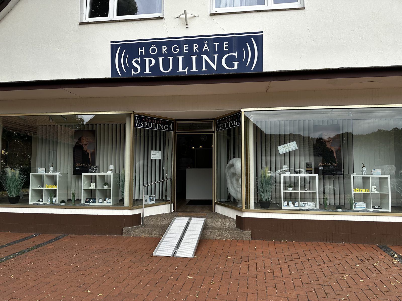 Rollstuhlgerechte Rampe vor dem Eingang des Fachgeschäfts