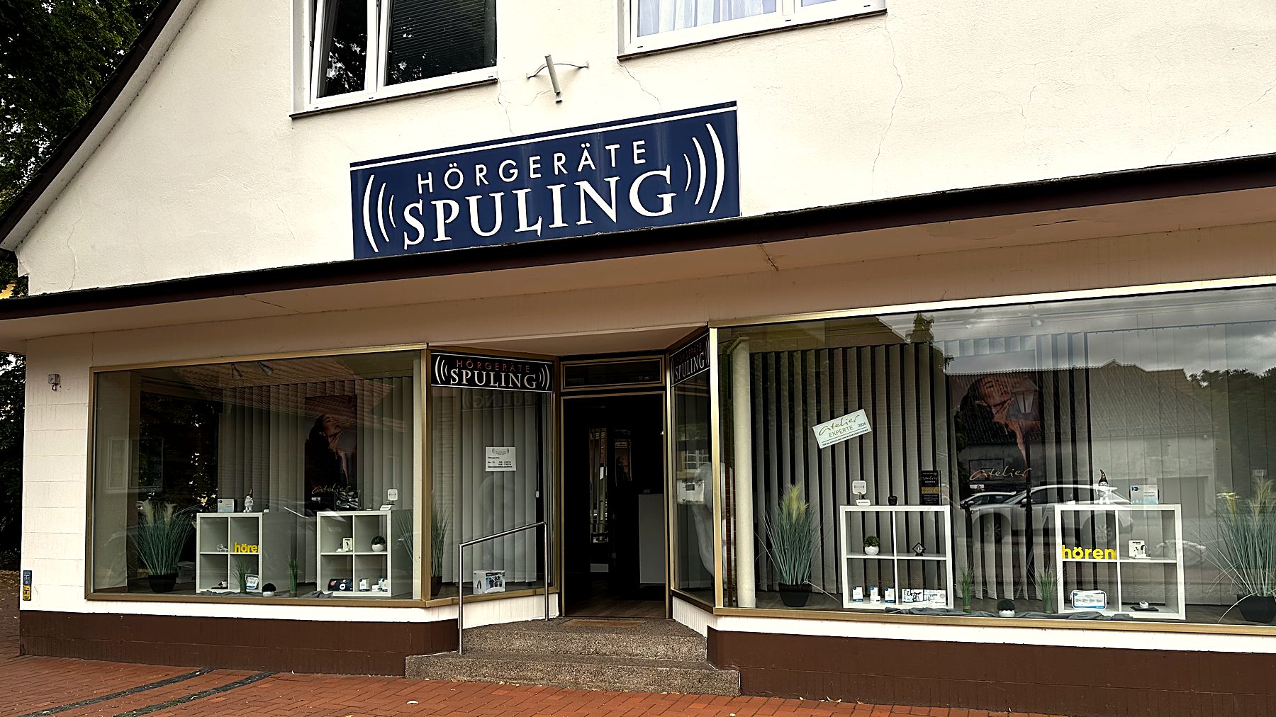 Ladenfront von Hörgeräte Spuling in Stolzenau mit blauem Firmenschild und großen Schaufenstern